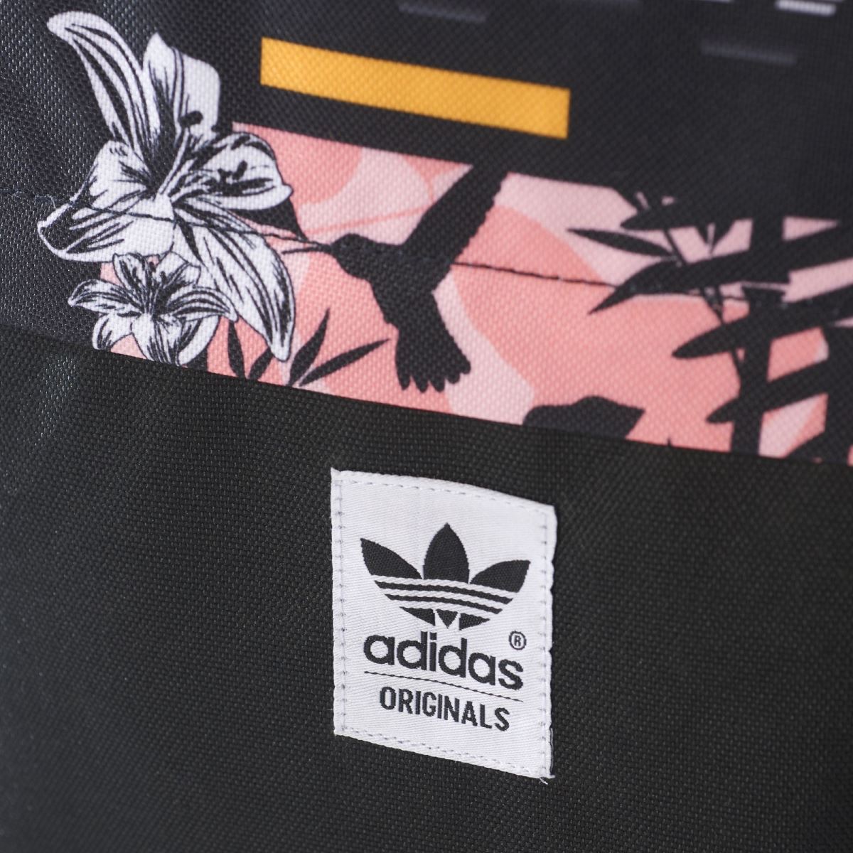 Logo adidas được may ở mặt trước của balo thời trang soccer backpack