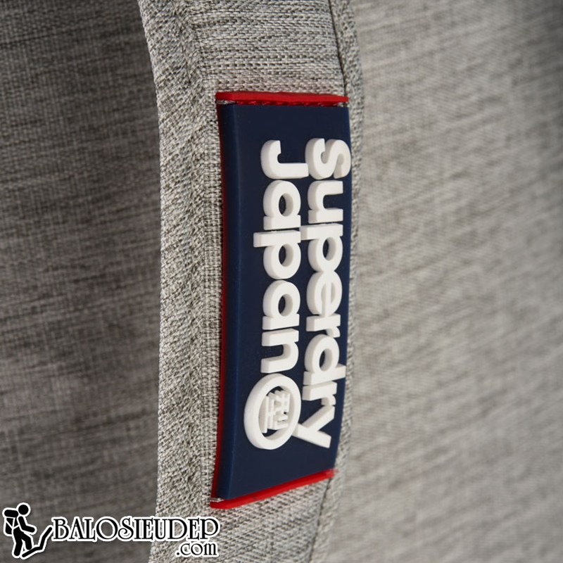 logo superdry được gắn trên quai đeo cực đẹp