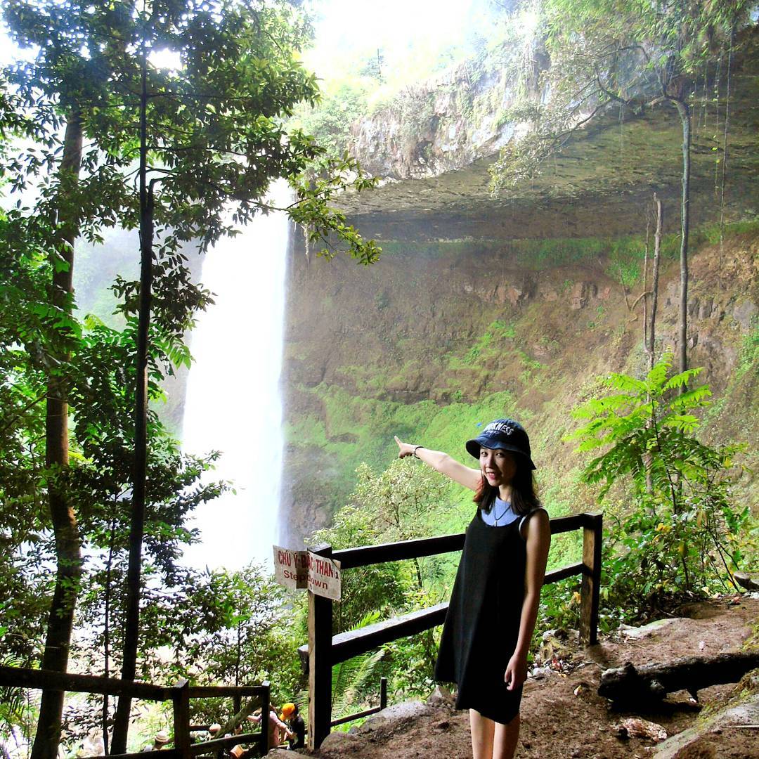 Đến với thác G’Lun, bạn không chỉ bất ngờ với vẻ đẹp thiên đường của dòng thác mát lạnh