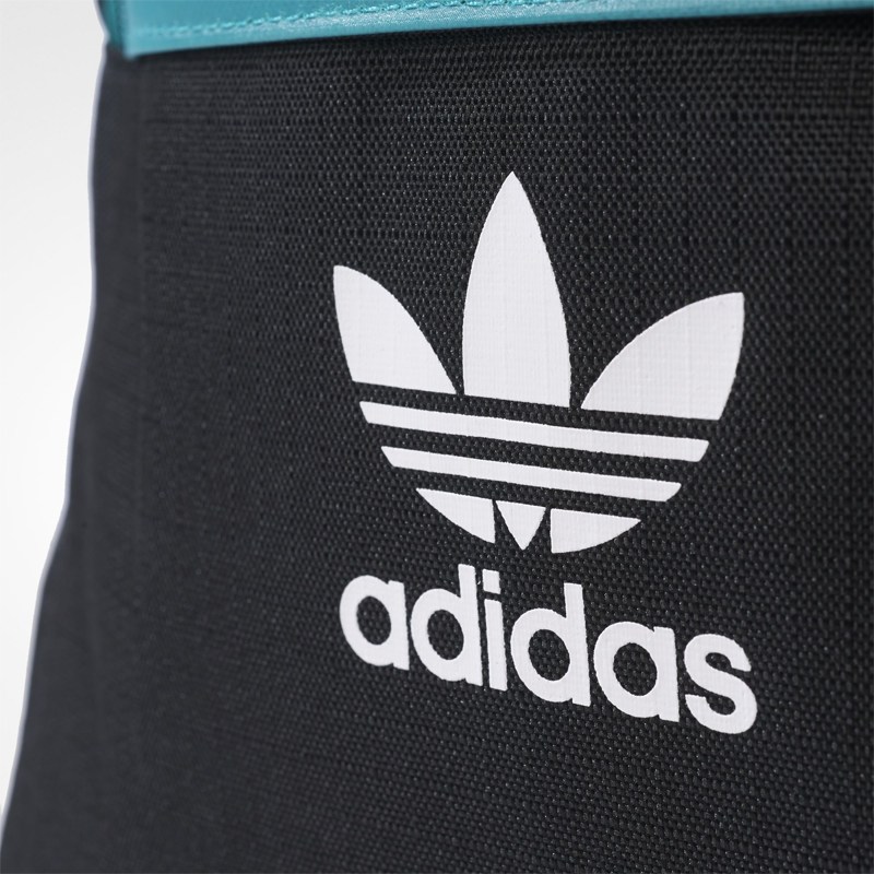 logo adidas được đính ở mặt trước của balo