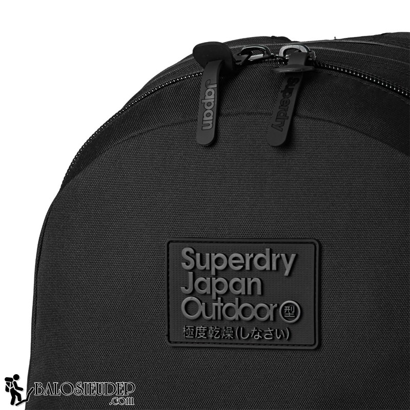 logo superdry được gắn ở mặt trước của balo